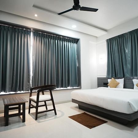 Hotel Oberon Solapur Esterno foto