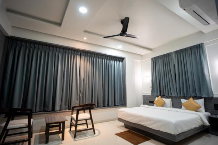 Hotel Oberon Solapur Esterno foto
