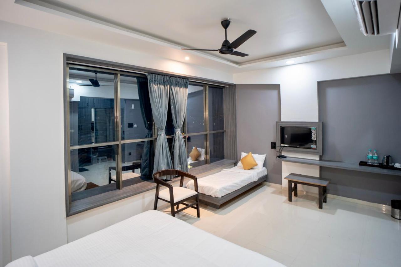 Hotel Oberon Solapur Esterno foto