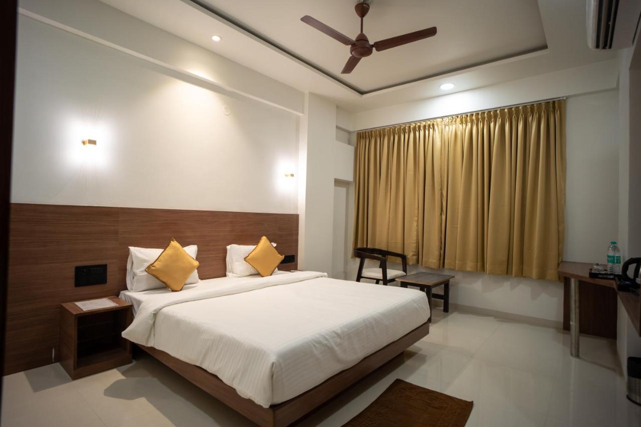 Hotel Oberon Solapur Esterno foto