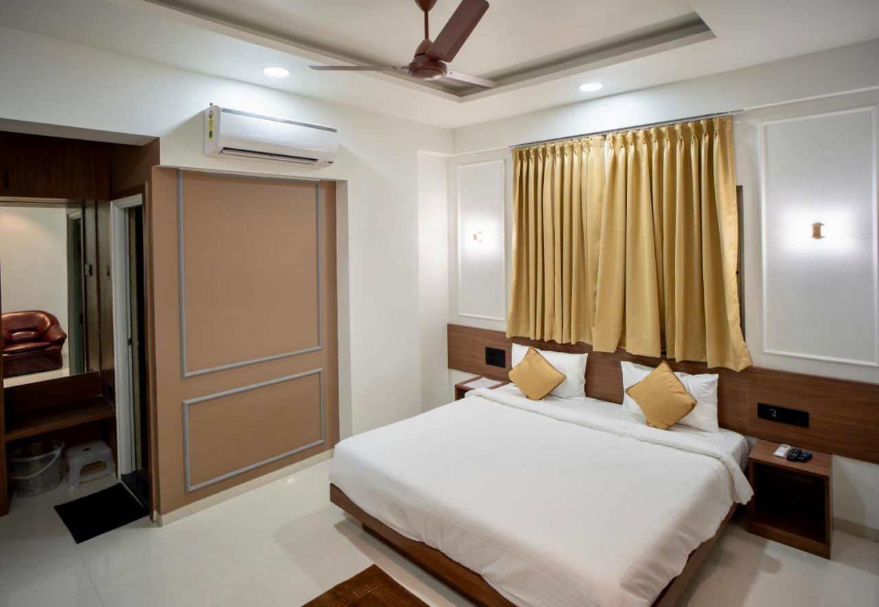 Hotel Oberon Solapur Esterno foto