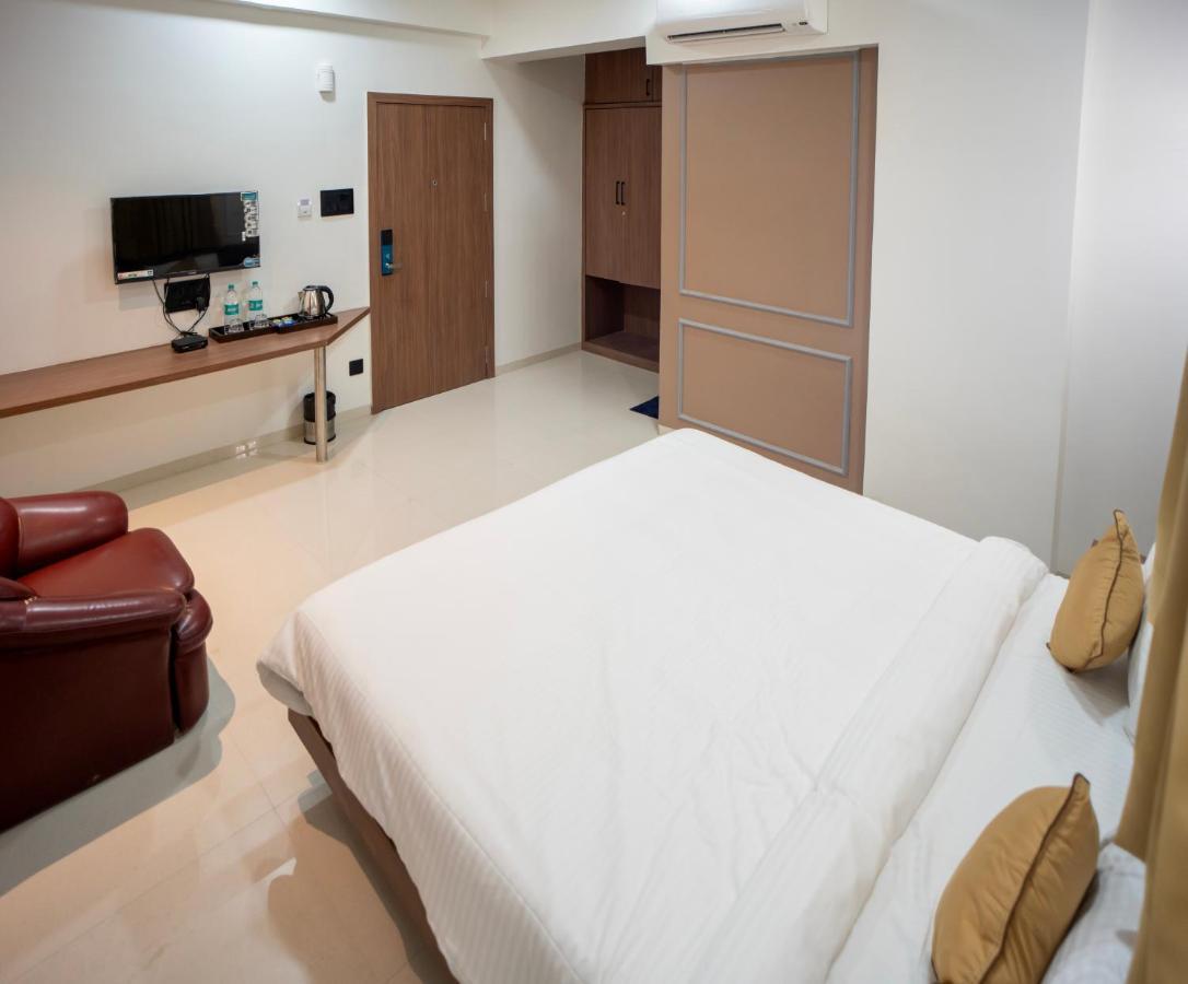 Hotel Oberon Solapur Esterno foto