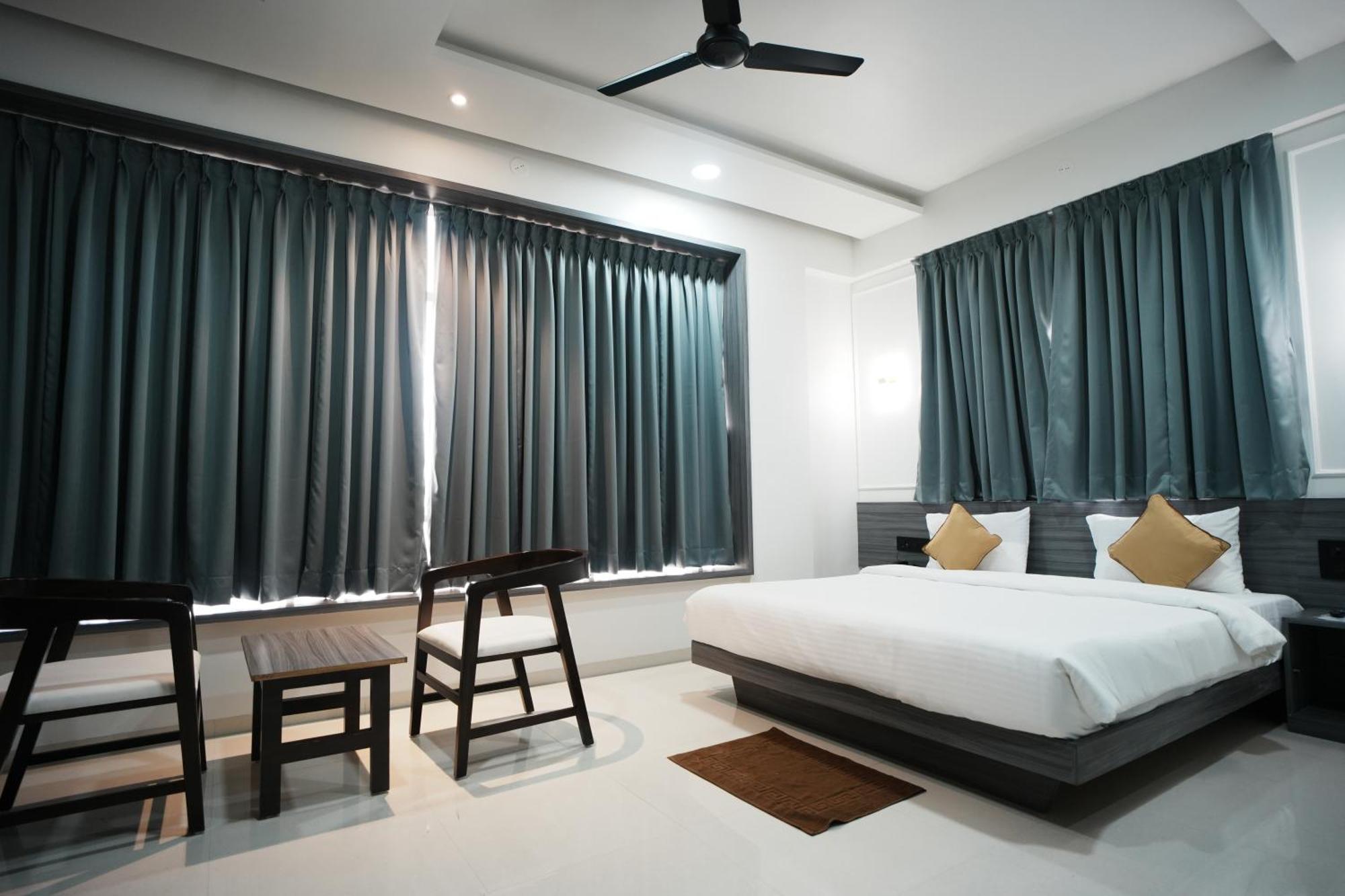 Hotel Oberon Solapur Esterno foto