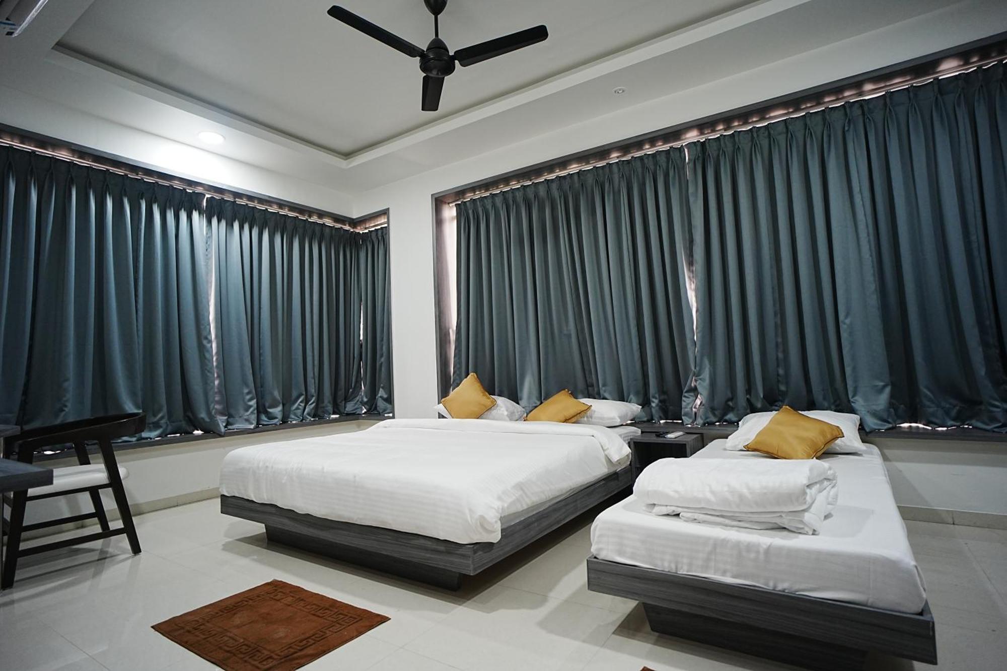 Hotel Oberon Solapur Esterno foto