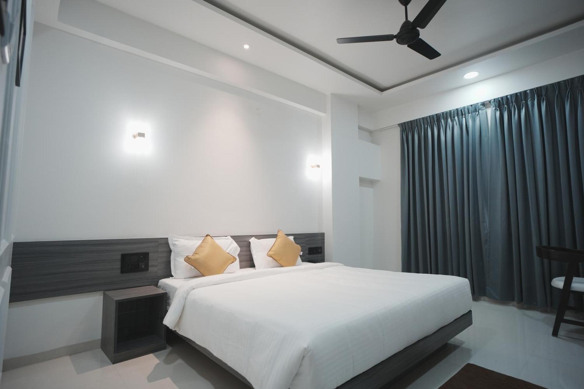 Hotel Oberon Solapur Esterno foto